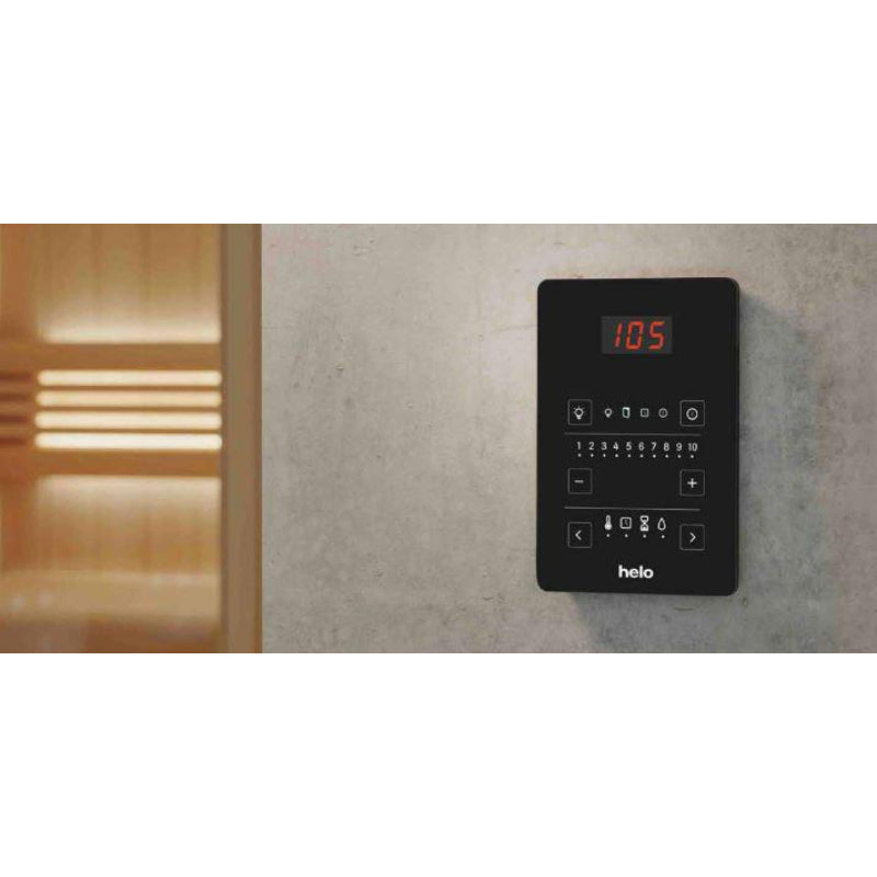 Helo Saunasteuerung an Betonwand montiert mit rotem Display und Tasten, neben beleuchteter Saunatür mit horizontalen Lüftungsschlitzen