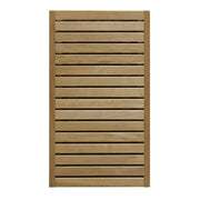 Hölzernes Saunageländer aus hellem Holz mit horizontalen Lamellen und schwarzen Zwischenräumen, Frontalansicht