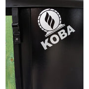 Detailaufnahme des KOBA-Logos auf der schwarzen Außenseite eines Holzbadebottichs mit grünem Holzrahmen und Trageband