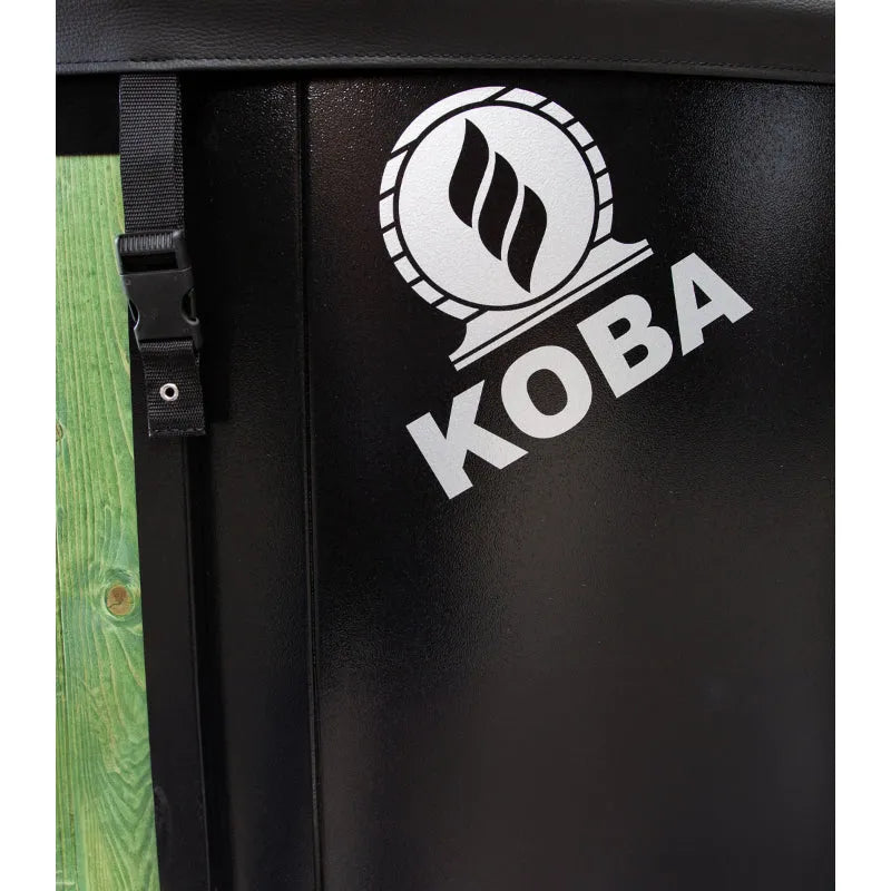 Detailaufnahme des KOBA-Logos auf der schwarzen Außenseite eines Holzbadebottichs mit grünem Holzrahmen und Trageband