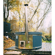 Koba Premium Holzbadefass 225 cm mit externem Holzofen in herbstlicher Gartenumgebung, umgeben von Herbstlaub und Bäumen