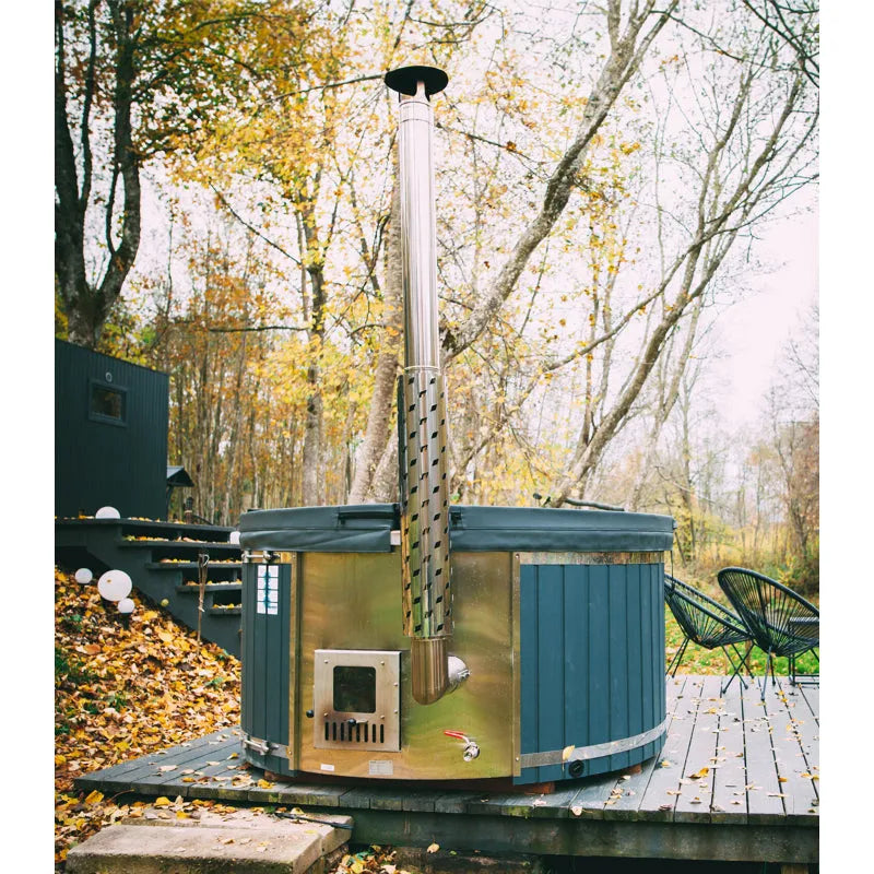 Koba Premium Holzbadefass 225 cm mit externem Holzofen in herbstlicher Gartenumgebung, umgeben von Herbstlaub und Bäumen