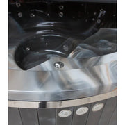 Koba Premium Holzbadefass mit Edelstahlrand, Blick in das tiefe Wasserbecken mit Einlassdüsen