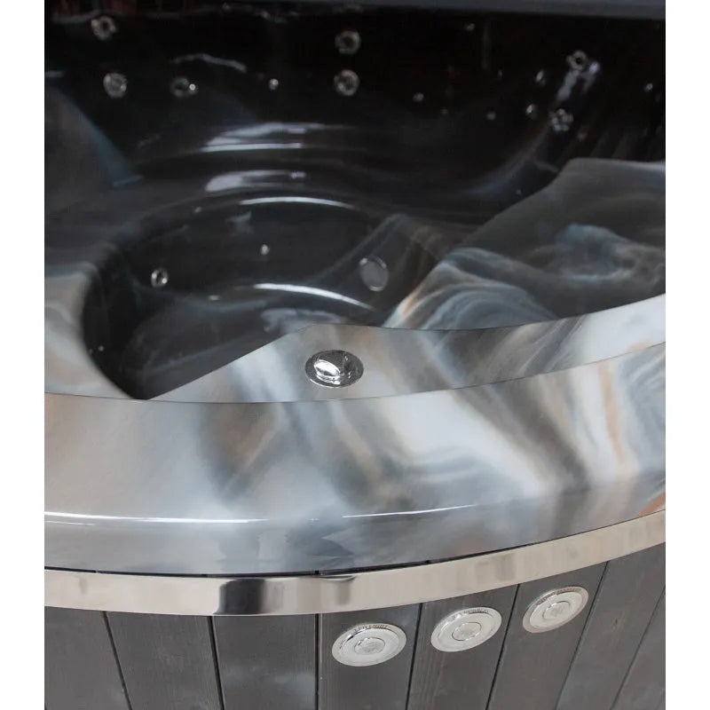 Koba Premium Holzbadefass mit Edelstahlrand, Blick in das tiefe Wasserbecken mit Einlassdüsen