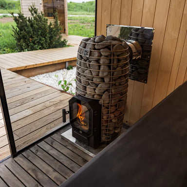 Eingebauter HUUM HIVE Flow Holzsaunaofen in einer modernen Sauna mit Holzverkleidung.