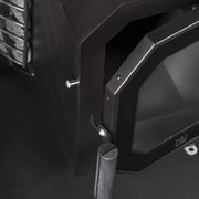 Detailaufnahme der Türöffnung des HUUM HIVE Flow Holzsaunaofens mit Griff.