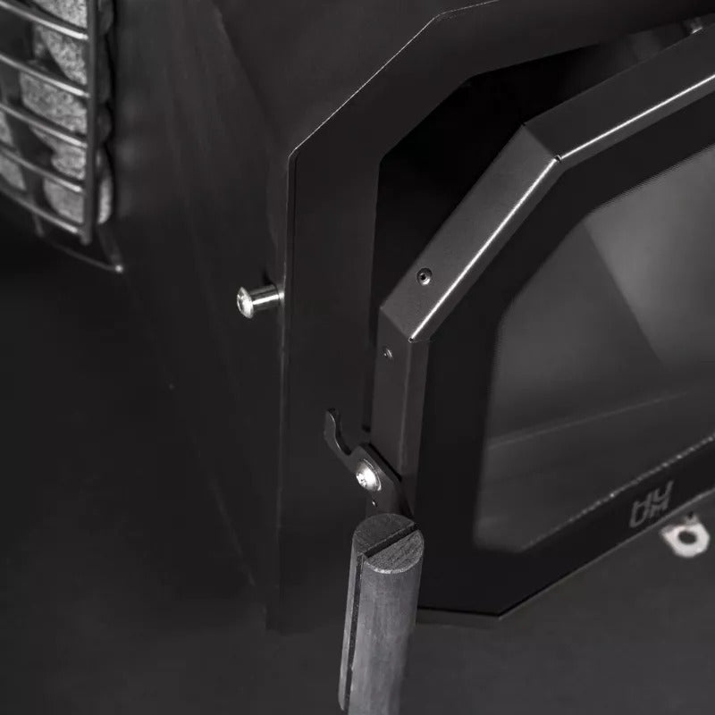 Detailaufnahme der Türöffnung des HUUM HIVE Flow Holzsaunaofens mit Griff.