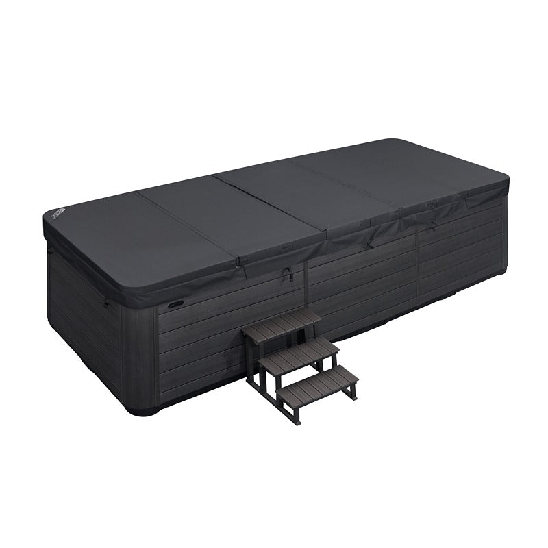 Platinum Spas Zelus Swim Spa in Schwarz mit grauer Abdeckung und ausgefahrener Treppe für bis zu 3 Personen, Maße 570x225x150 cm