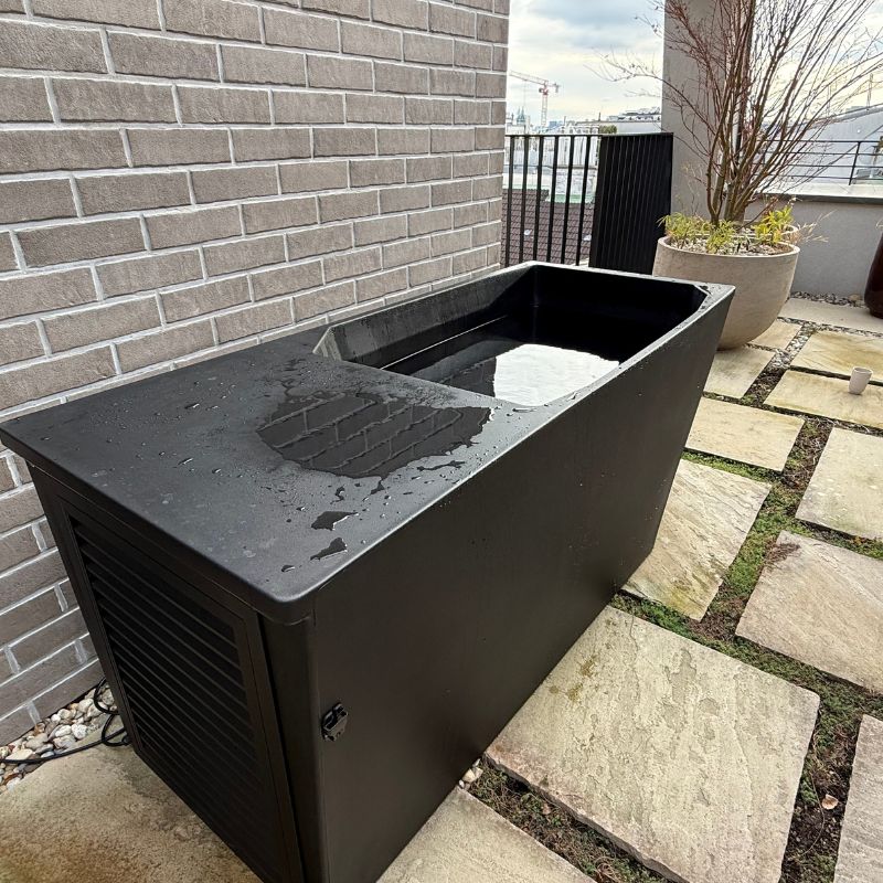 Moderne schwarze Eisbad Chill tubs lite Eiswanne im Garten aufgestellt, perfekt für tägliches Cold Plunge Training