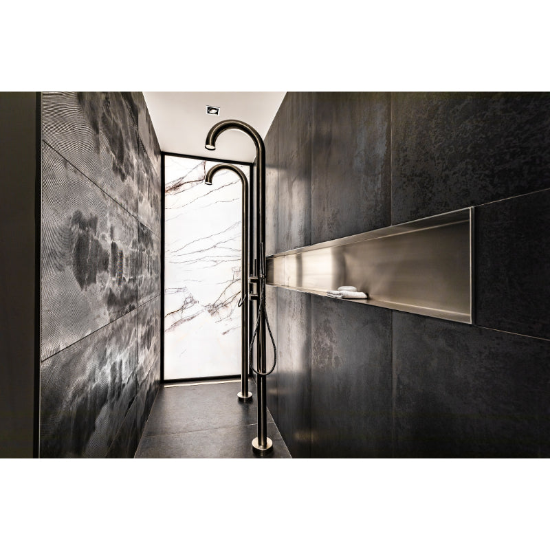 JEE-O Original Dusche 01 mit geschwungenen Bögen in minimalistischem Badezimmer mit dunklen Fliesen