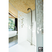 JEE-O Original Dusche 02TH mit Regenduschkopf in modernem Badezimmer mit Holzdecke, weißer Steinwand und Glastür