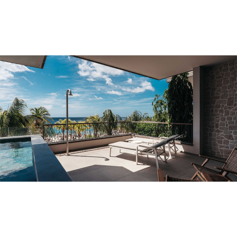 Luxuriöse Terrasse mit JEE-O Original Dusche 01, Whirlpool und Meerblick, moderne Außendusche auf sonniger Veranda mit Liegen