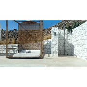 JEE-O Original Dusche 01 mit Holzrahmen und vertikalen Lamellen in minimalistische Außenanlage mit weißen Steinmauern und bergiger Landschaft