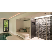 Modernes Wellness-Bad mit JEE-O Pure Dusche 01, Ruhebereich mit Liege, grünem Pool und Natursteinwand, indirekte Beleuchtung, minimalistische Designeinrichtung