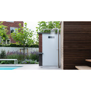 Moderne weiße Außendusche JEE-O Fatline mit Regenduschkopf in stilvollem Poolbereich, umgeben von Holzverkleidung und begrüntem Garten
