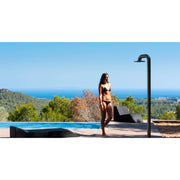 JEE-O Fatline Dusche 01 in schwarzem Design neben Infinity-Pool mit Meerblick in mediterraner Poolanlage