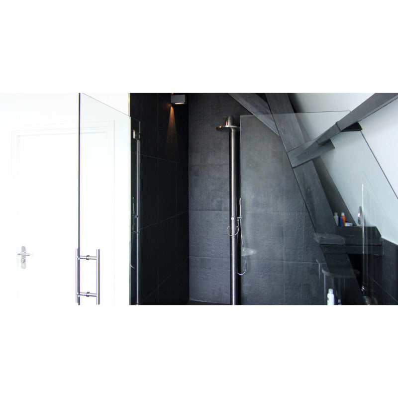 JEE-O Fatline Dusche 02 mit schwarzen Fliesen und minimalistischem Design in modernem Badezimmer mit Dachschräge