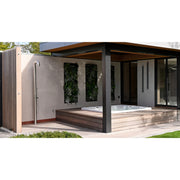 Moderne Wellness-Außenanlage mit eingebautem Whirlpool und JEE-O Fatline Dusche unter Überdachung auf Holzterrasse