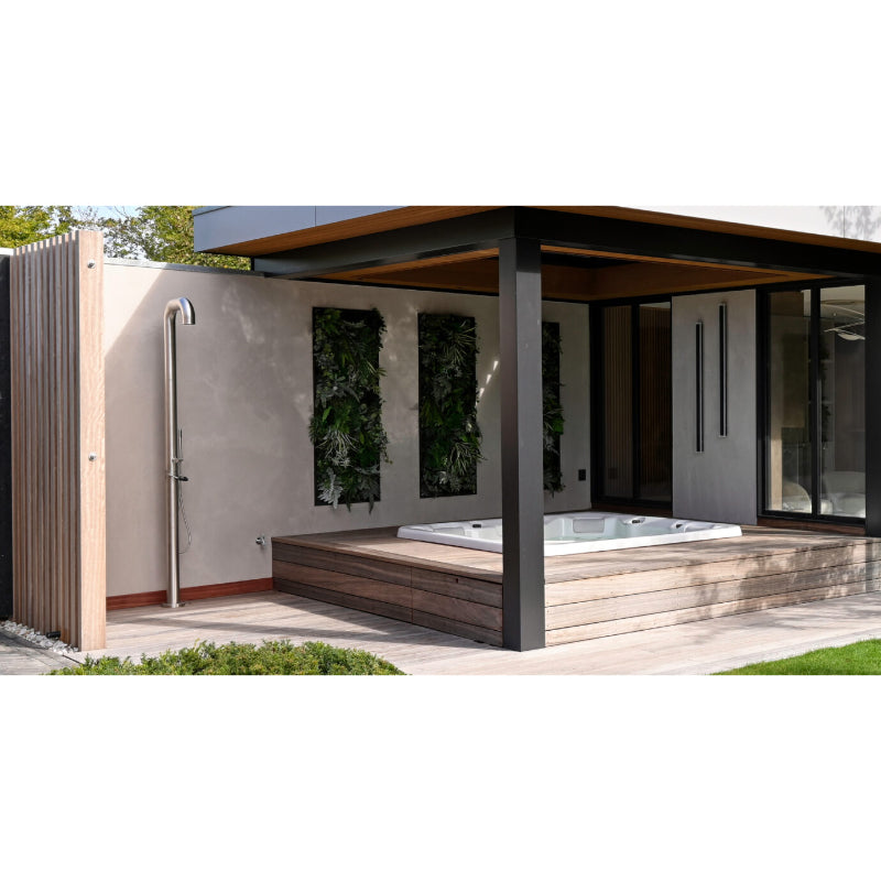 Moderne Wellness-Außenanlage mit eingebautem Whirlpool und JEE-O Fatline Dusche unter Überdachung auf Holzterrasse