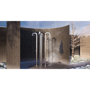 Moderne Außendusche JEE-O Fatline Push mit gebogenen Rohren aus Edelstahl vor dunkler Holzwand, umgeben von verschneiter Winterlandschaft und minimalistischem Designgarten.