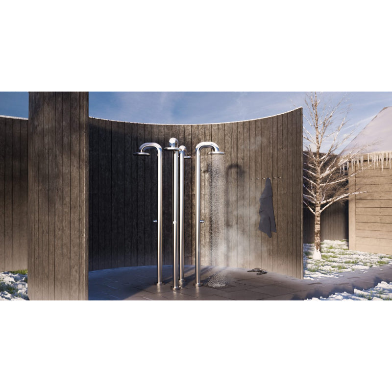 Moderne Außendusche JEE-O Fatline Push mit gebogenen Rohren aus Edelstahl vor dunkler Holzwand, umgeben von verschneiter Winterlandschaft und minimalistischem Designgarten.