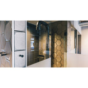 Moderne Gartendusche JEE-O Soho 01 mit schwarzem Stahlrahmen und hexagonalen Fliesen in warmen Tönen, integrierte Armatur oben, in minimalistischem Badezimmer-Setting.