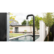 JEE-O Soho 01 Gartendusche in Schwarz neben modernem Swimmingpool im Garten mit Naturstein-Terrasse und Wohnhaus im Hintergrund