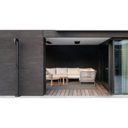 JEE-O Soho 01 Gartendusche aus schwarzem Stahl an moderner Terrassenfassade mit Holzdielen und Lounge-Bereich