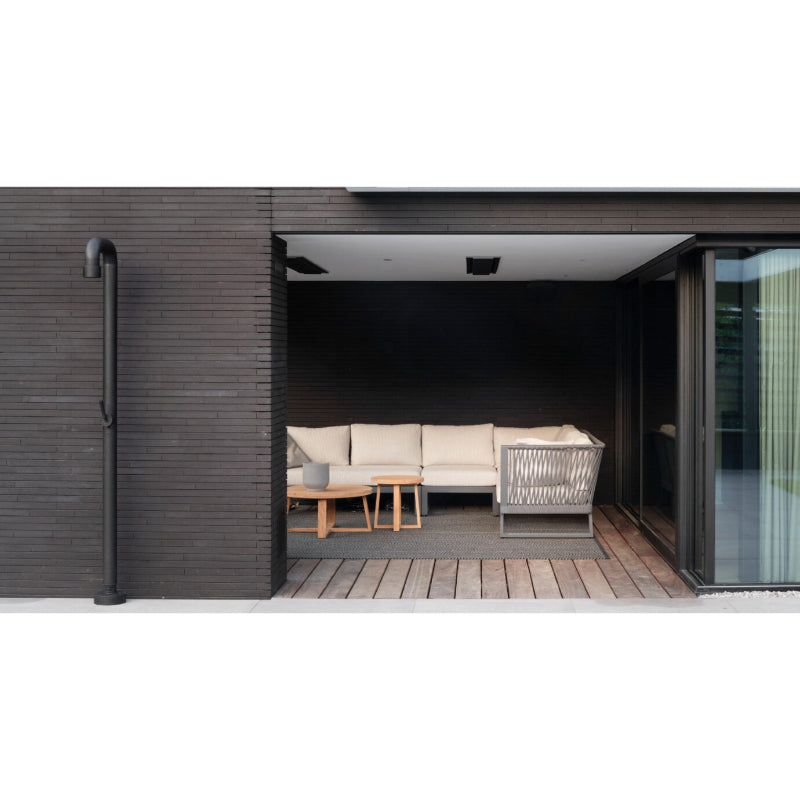 JEE-O Soho 01 Gartendusche aus schwarzem Stahl an moderner Terrassenfassade mit Holzdielen und Lounge-Bereich