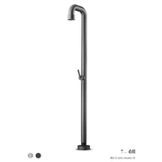 Hochwertige Gartendusche JEE-O Soho 01 aus Metall mit gebogenem Duschkopf und Regulierventil, auf weißem Hintergrund