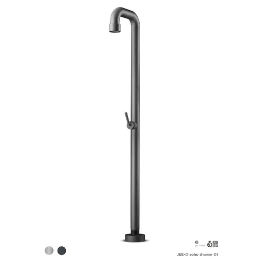 Hochwertige Gartendusche JEE-O Soho 01 aus Metall mit gebogenem Duschkopf und Regulierventil, auf weißem Hintergrund