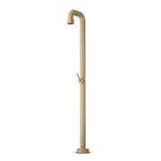 JEE-O Soho 01 Gartendusche in Beige mit geschwungener Brause und Stellfuß, moderne minimalistische Designdusche für den Außenbereich