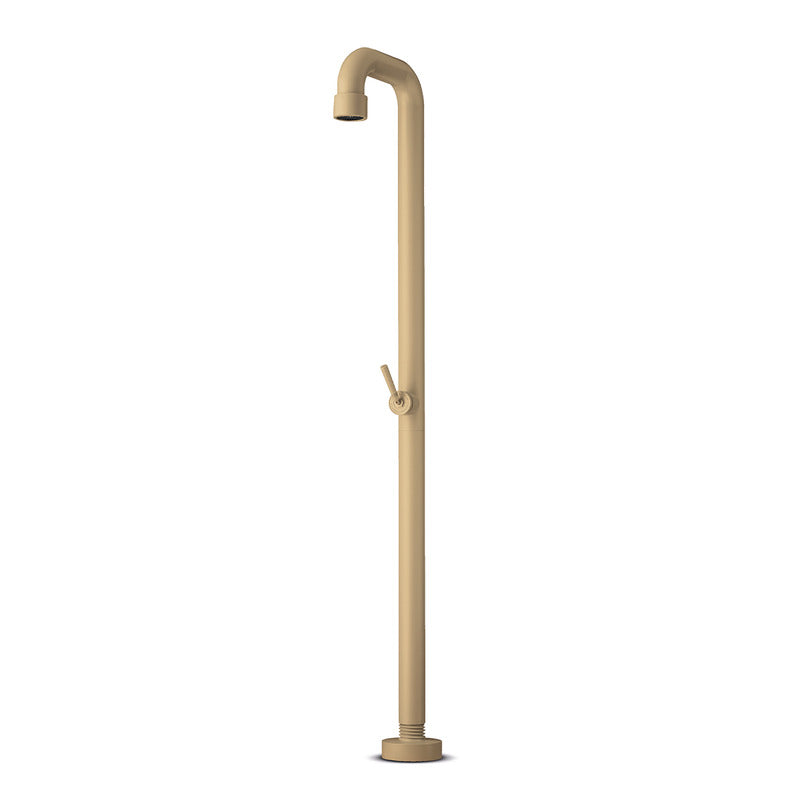 JEE-O Soho 01 Gartendusche in Beige mit geschwungener Brause und Stellfuß, moderne minimalistische Designdusche für den Außenbereich