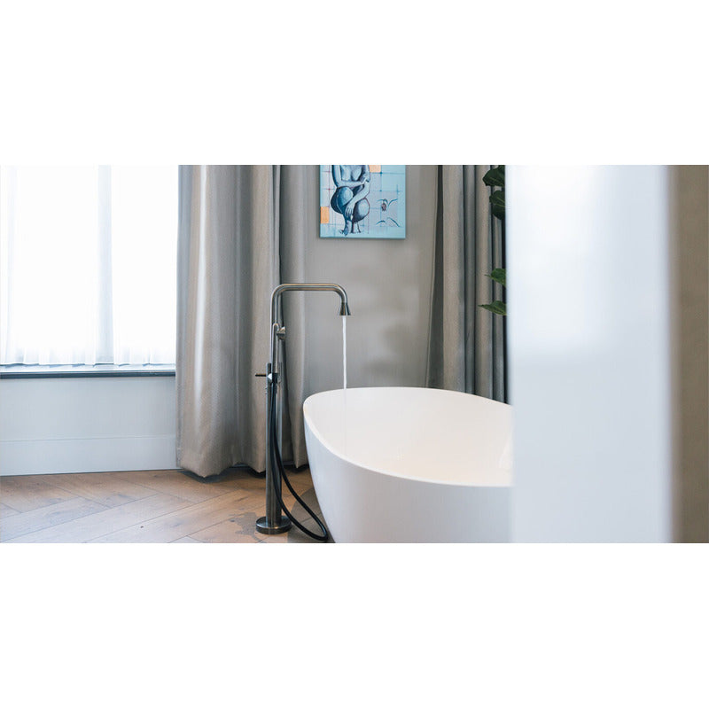 JEE-O cone Standarmatur als Blickfang im modernen Spa-Bad – Designlösung für Architekten und Hotellerie