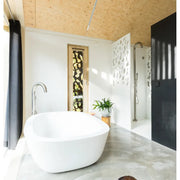 Modernes Badezimmer mit freistehender weißer Wanne und silberner JEE-O Original Standarmatur, Duschbereich mit Glaswand und Korkdecke