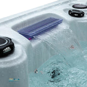 Wasserfontänen im laufenden Betrieb – stimmungsvolle Wasserattraktion im Whirlpool Alpha 723