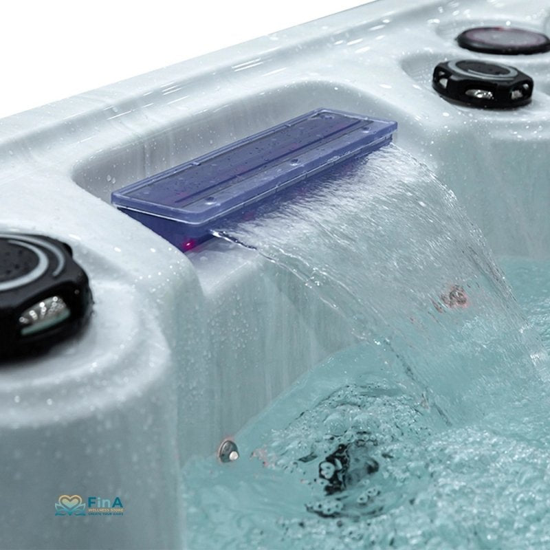 Wasserfontänen im laufenden Betrieb – stimmungsvolle Wasserattraktion im Whirlpool Alpha 723