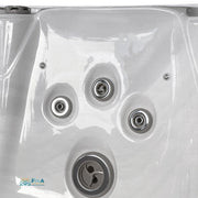 Breiter Wasserfall-Auslass im Whirlpool Alpha 723 – leise Entspannung mit LED-Beleuchtung