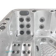 Vollausgestatteter Innenraum des JJSPA Alpha 815 – hochwertiger Whirlpool mit umfassender Massagetherapie