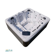 Innenraum des Whirlpools Alpha 816 mit zahlreichen Hydrojets – ideal für Ganzkörperentspannung und Hydrotherapie