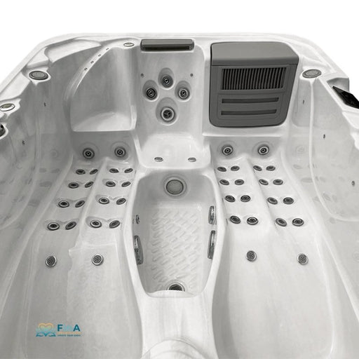 Technische Ansicht des Whirlpools Alpha 821 mit Wasseranschluss und Stromzufuhr – ideal für Installationsplanung