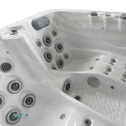 Innenansicht des Whirlpools Alpha 821 mit ergonomischen Liegen und präzise angeordneten Hydrojets