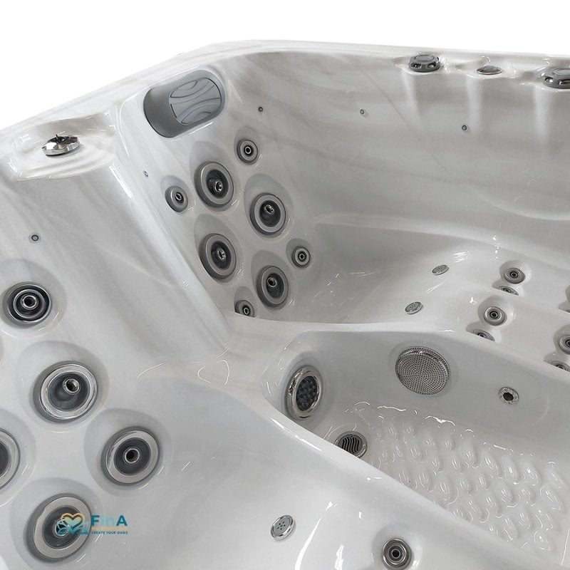 Innenansicht des Whirlpools Alpha 821 mit ergonomischen Liegen und präzise angeordneten Hydrojets