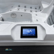Farb-Touchscreen zur Steuerung von Temperatur, Beleuchtung und Massagefunktionen im JJSPA Alpha 821