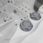 Großzügiger Innenraum des Whirlpools Alpha 823 mit Hydrojets – Wellness für bis zu 6 Personen