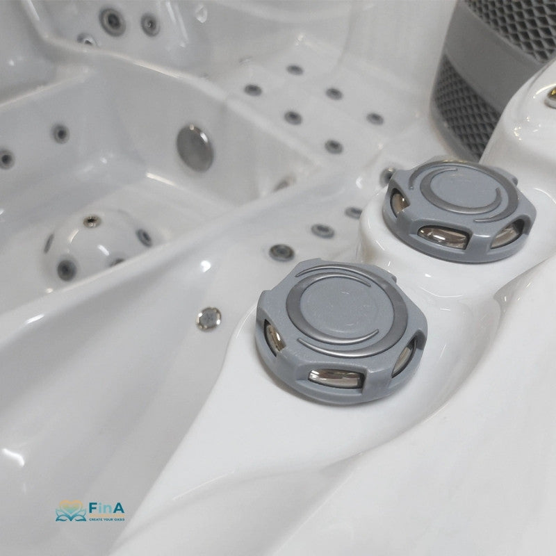 Großzügiger Innenraum des Whirlpools Alpha 823 mit Hydrojets – Wellness für bis zu 6 Personen