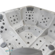 Fußbereich und Bodendüsen im Innenraum des Whirlpools JJSPA Alpha 823 – intensive Massage für Füße und Beine
