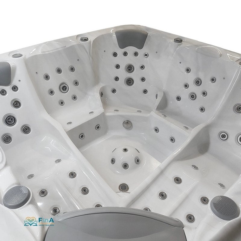 Fußbereich und Bodendüsen im Innenraum des Whirlpools JJSPA Alpha 823 – intensive Massage für Füße und Beine