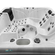 Whirlpool mit blauer LED-Beleuchtung bei Nacht – JJSPA Alpha 823A für stilvolles Wellnesserlebnis im Garten