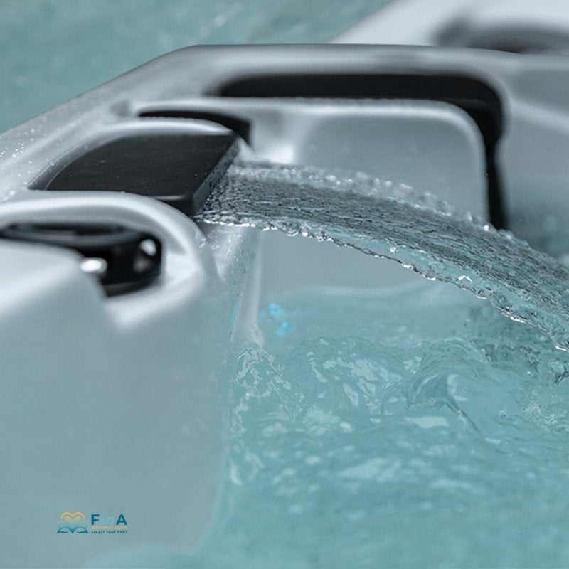 Innenansicht des Whirlpool Alpha 823A – luxuriöse Massageplätze mit zahlreichen Düsen für Ganzkörperentspannung